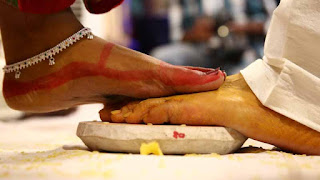 Legs-of-bride-and-bridegroom-Tradition-saptpadi-Hindhu-marriage-बायकोसाठी-कविता- Bayko-Kavita-बायकोवर-कविता-lagna-bayko-status